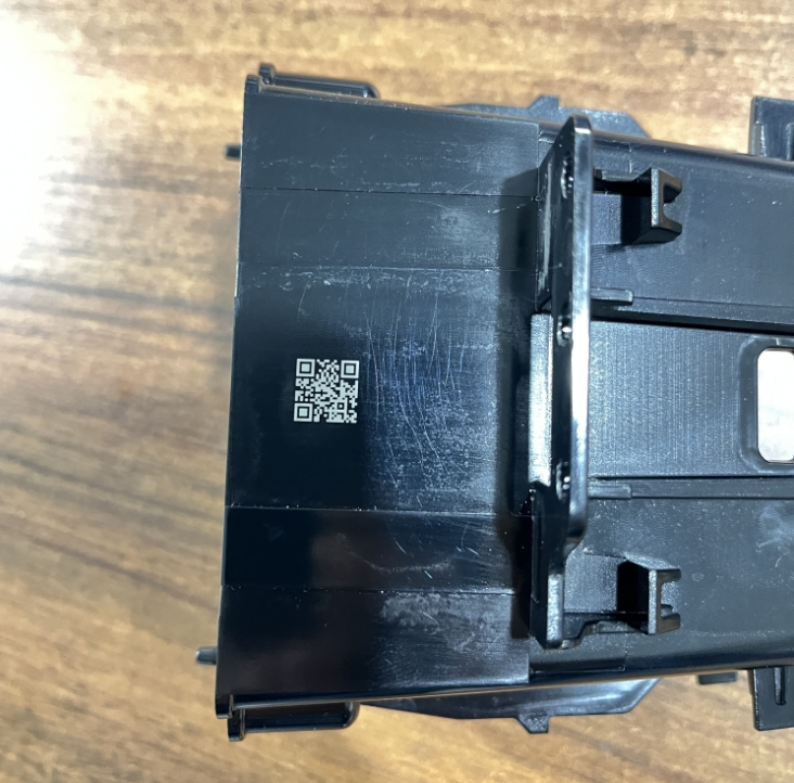 1744269205809366.jpg 新能源汽車塑料件激光打標(biāo).jpg